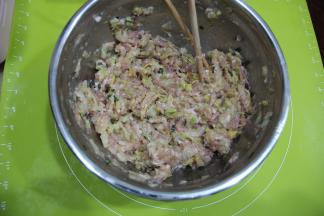 然后15克清水分两次倒入，每次倒入要搅拌到吸收再加下一次，将肉馅拌匀备用。