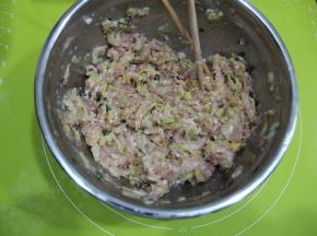 然后15克清水分两次倒入，每次倒入要搅拌到吸收再加下一次，将肉馅拌匀备用。