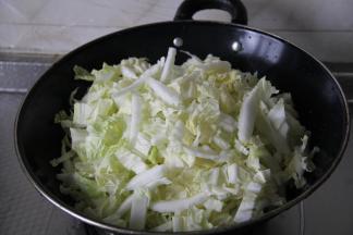 白菜清洗干净、切小块，锅里放半锅水，倒入白菜，盖盖子，大火烧开进行焯水。