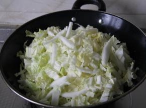 白菜清洗干净、切小块，锅里放半锅水，倒入白菜，盖盖子，大火烧开进行焯水。