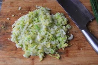 焯熟后捞出，挤干水分，不要挤的太干。然后用刀剁细。