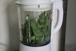 放入破壁机，倒入小半杯清水，这个看个人喜好，菠菜多，水少，成品就更绿一点。