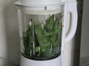 放入破壁机，倒入小半杯清水，这个看个人喜好，菠菜多，水少，成品就更绿一点。
