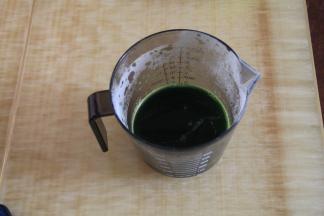 破壁机打汁，然后把菠菜汁过滤出来170克。