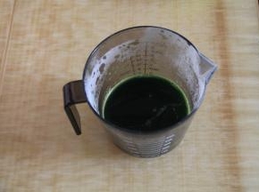 破壁机打汁，然后把菠菜汁过滤出来170克。