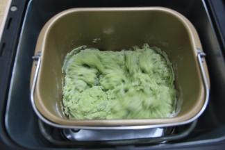 开启面包机，程序13MIX程序，一个程序即可。混合成柔软面团。