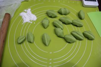 然后用刮板切，分割成15克一个面团。