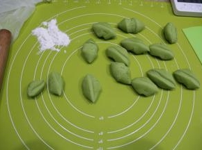 然后用刮板切，分割成15克一个面团。