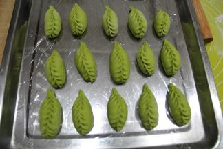 捏到头部捏紧即可。饺子完成。其余的同样操作，呈柳叶形状，这个多练习就好。