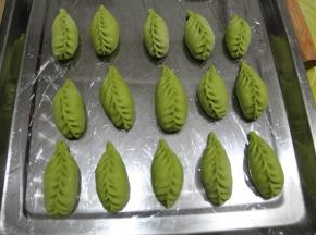 捏到头部捏紧即可。饺子完成。其余的同样操作，呈柳叶形状，这个多练习就好。