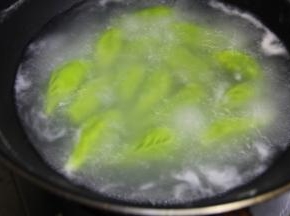 锅里半锅清水开大火烧开，下饺子，用锅铲搅拌几下防止粘底，盖盖子等锅里水开后，淋一次冷水，再烧开，饺子浮起来后关火焖一下，即可出锅。