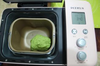 注意：饺子面团是偏硬的，左右后10分钟，搅拌起来可能会费力一点，可以打开面包机盖子，用硅胶刮刀辅助一下面团翻动。不过比手揉是省力超多的，每次手揉要很费力的揉很久。