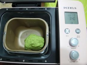注意：饺子面团是偏硬的，左右后10分钟，搅拌起来可能会费力一点，可以打开面包机盖子，用硅胶刮刀辅助一下面团翻动。不过比手揉是省力超多的，每次手揉要很费力的揉很久。