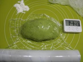 揉好取出面团，用双手手掌腕部力量用靠近身体位置向外揉搓，再收回，搓揉太长，就两边往中空折，略揉1分钟揉成均匀光滑的面团，盖保鲜膜醒十五分钟。