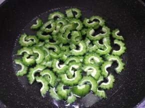 焯水去苦味。