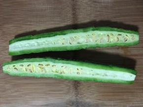 苦瓜对半切开，去瓤，