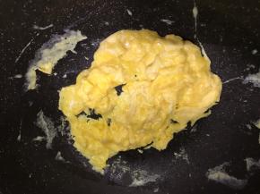 不断翻炒，直到成型。