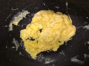 不断翻炒，直到成型。