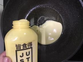 锅烧热，倒入食用油，油温7成热时，倒入植物蛋。