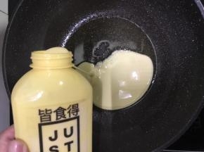 锅烧热，倒入食用油，油温7成热时，倒入植物蛋。