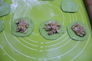 皮放左手掌心，放入白菜肉馅，没有把握就放少一些。