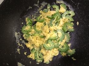 倒入苦瓜，加少许盐调味即可