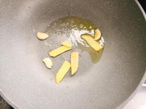 锅中倒少许油烧热，放姜片，蒜爆出香味。