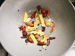 放入其他香料炒出香味。