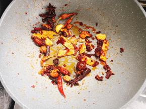倒入豆瓣酱炒出红油。