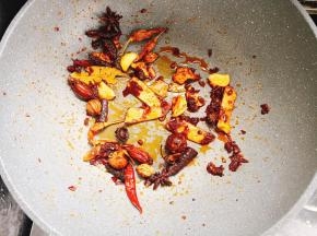 倒入豆瓣酱炒出红油。