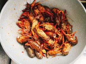 倒入小龙虾翻炒2-3分钟。倒入生抽，耗油，盐翻炒均匀。