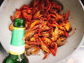 倒入啤酒，盖上盖子煮15分钟即可。