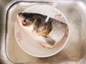 鱼头清洗干净。