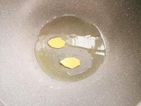 锅中倒油烧热，放入2片姜。