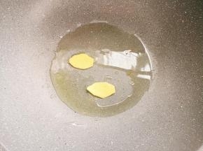 锅中倒油烧热，放入2片姜。