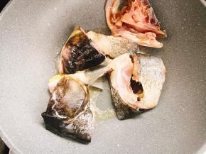 倒入鱼头，煎至微焦。