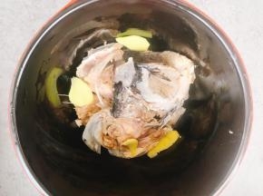 煎好的鱼头放入砂锅中，再放入剩余姜片。