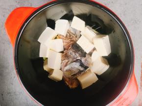 放入砂锅中，倒入适量清水。