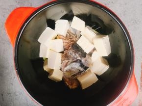 放入砂锅中，倒入适量清水。