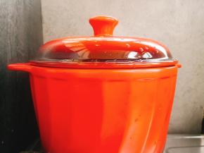 盖上锅盖，大火烧开后转小火，煲一个半小时。