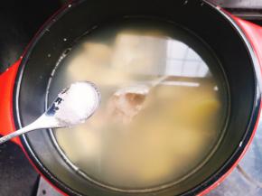 关火前放盐调味，放入葱花或香菜煮一分钟即可。