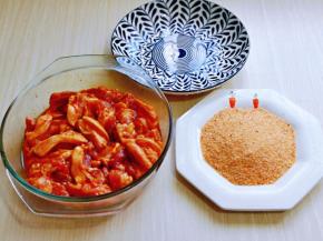 取出腌制好的肉，准备好蒸肉米粉。