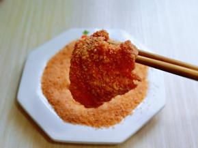 夹一片腌制好的肉片均匀裹上蒸肉米粉，依次做完。