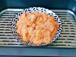 锅中加入水，加上蒸屉，放上盘子。(锅中一次性加够水量)