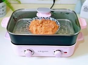 盖上盖子，大火烧开后转中火蒸40分钟左右。