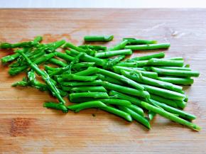 芦笋冷水冲洗干净，切段。