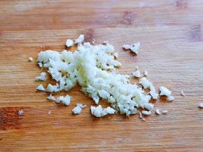 大蒜去皮切碎，