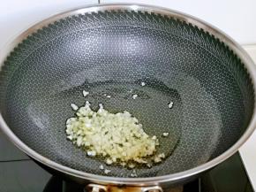 起油锅，加入蒜末炒香。