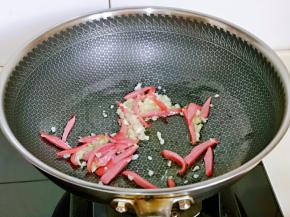 下香肠条翻炒。