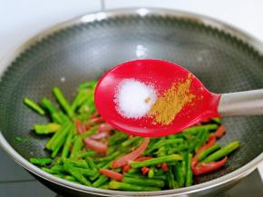 按个人口味加入盐，十三香。